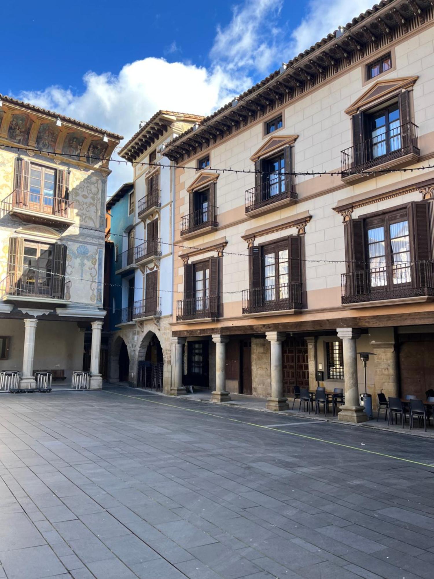 Apartamentos Angelus Plaza Mayor De Graus Bagian luar foto
