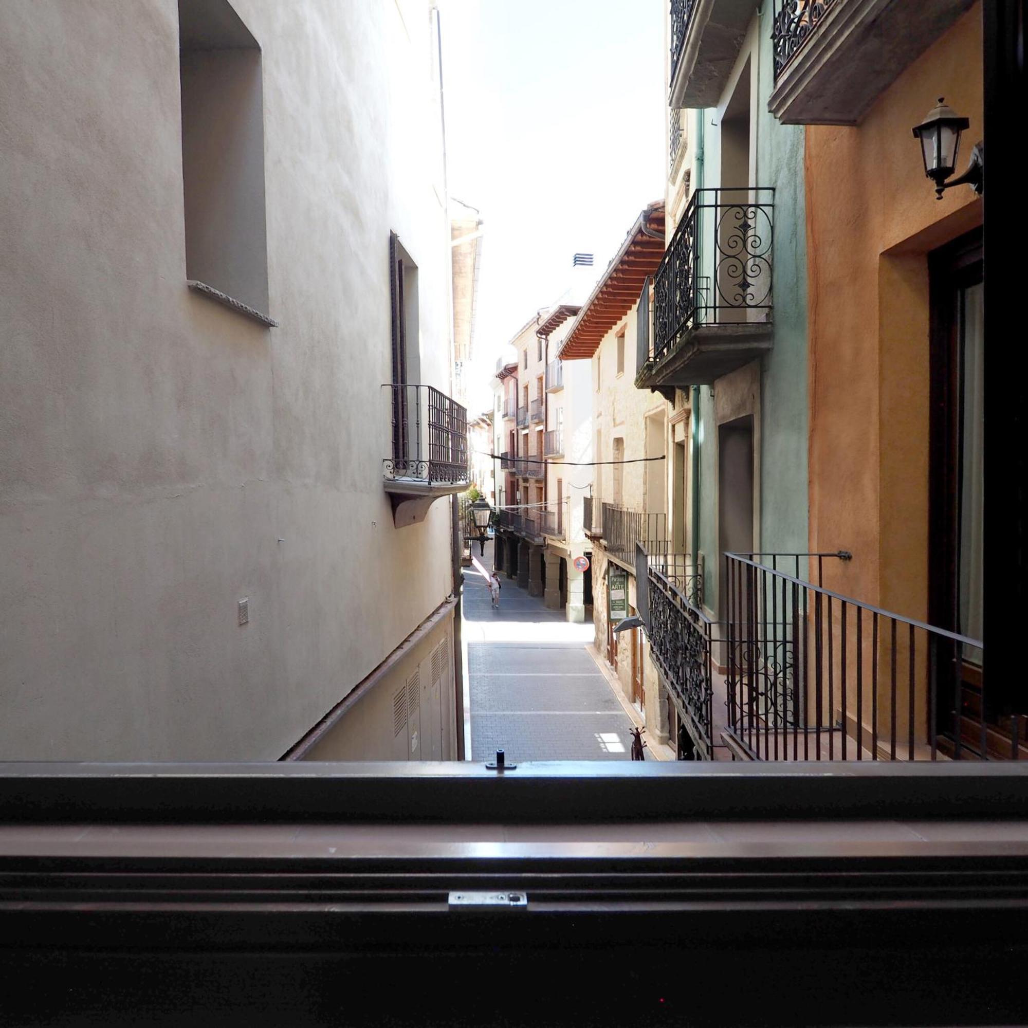Apartamentos Angelus Plaza Mayor De Graus Bagian luar foto
