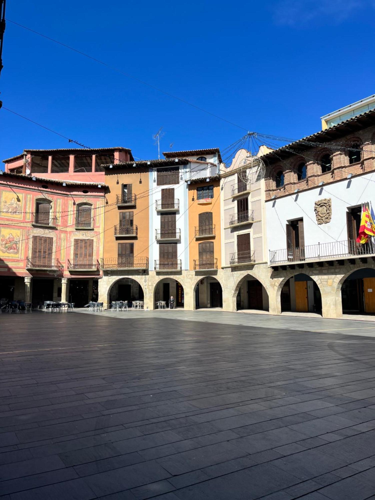 Apartamentos Angelus Plaza Mayor De Graus Bagian luar foto