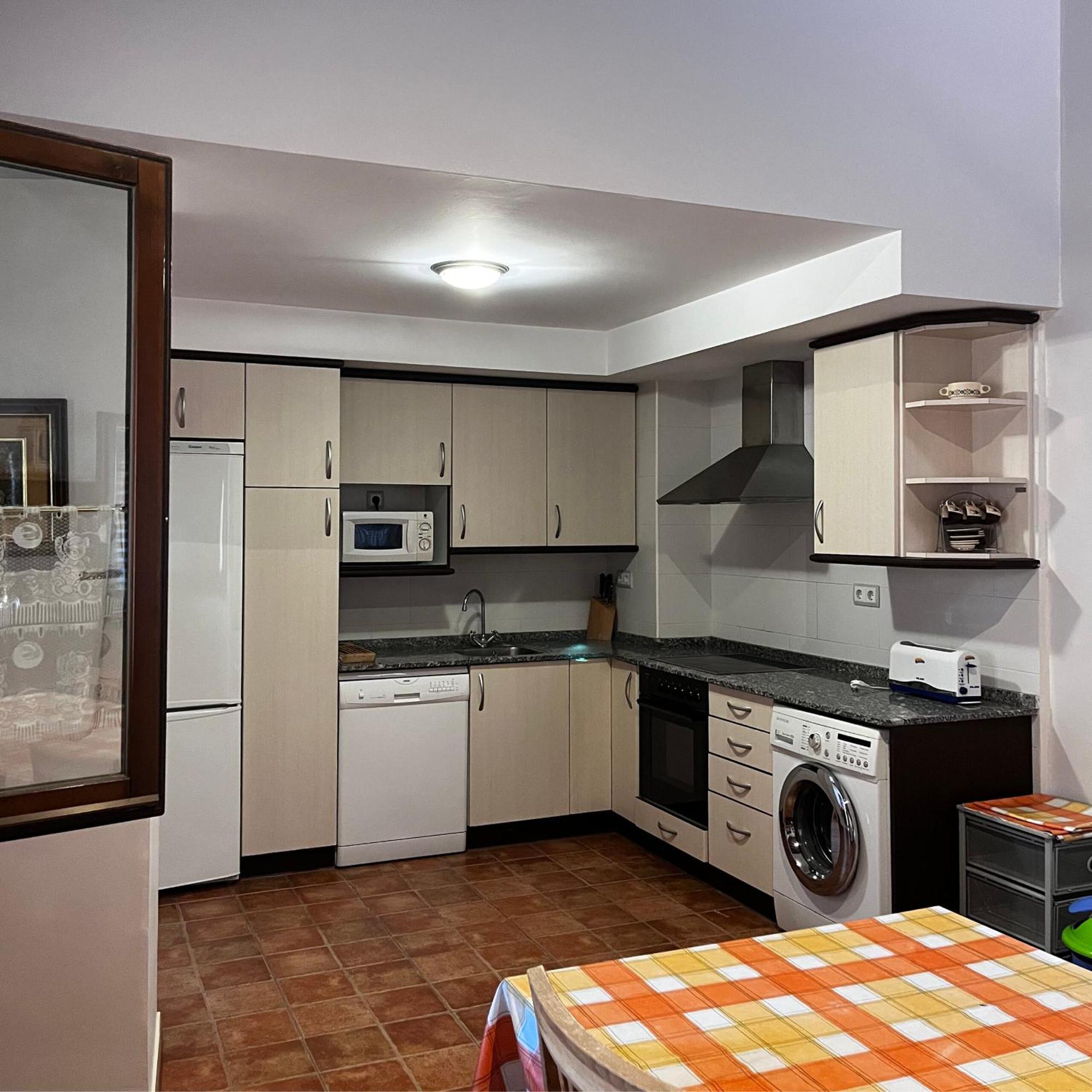 Apartamentos Angelus Plaza Mayor De Graus Bagian luar foto