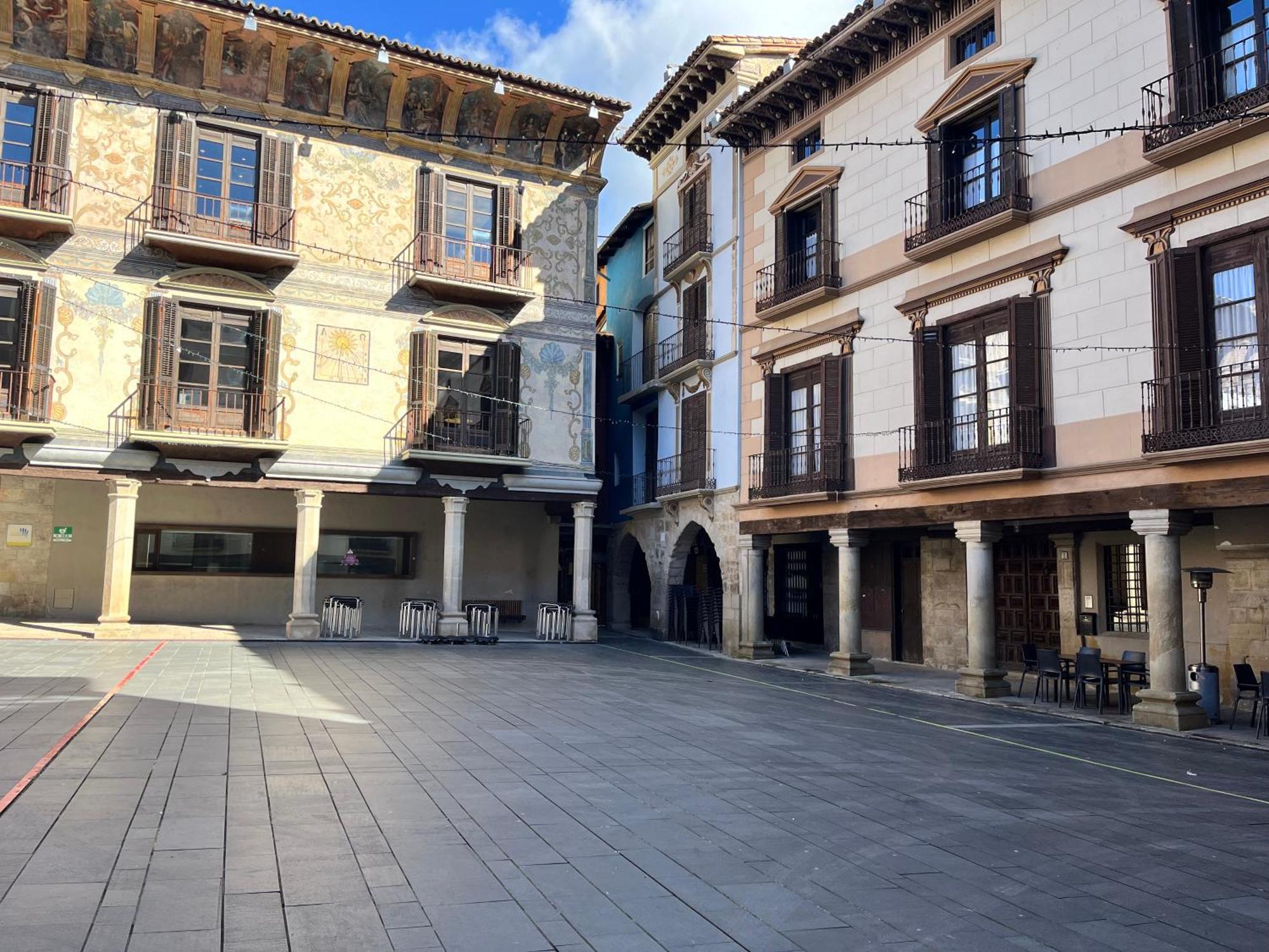 Apartamentos Angelus Plaza Mayor De Graus Bagian luar foto